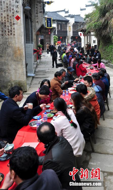 Long table banquet held to celebrate harvest in E China