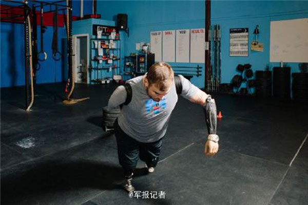 Amputee American soldier goes back to runway after hard training
