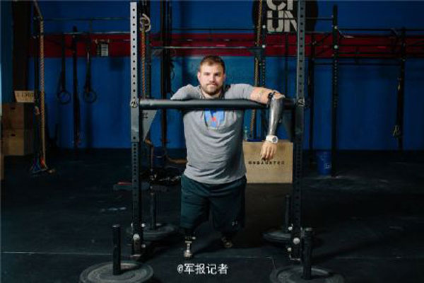 Amputee American soldier goes back to runway after hard training
