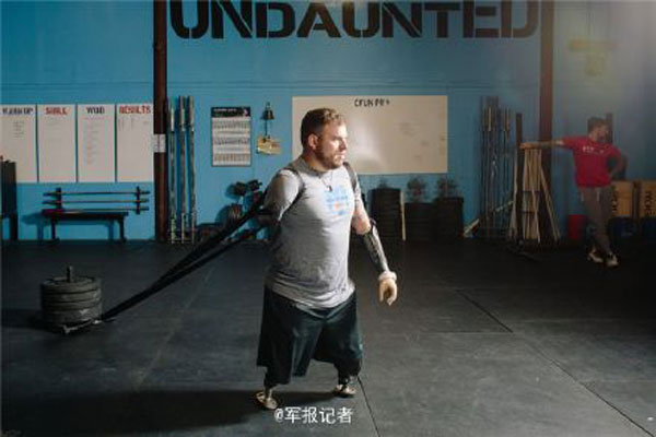 Amputee American soldier goes back to runway after hard training
