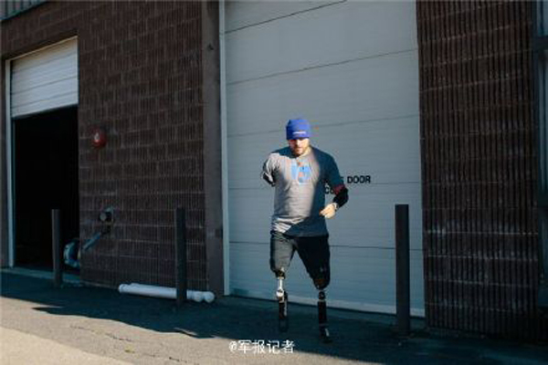 Amputee American soldier goes back to runway after hard training
