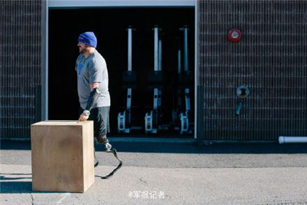 Amputee American soldier goes back to runway after hard training
