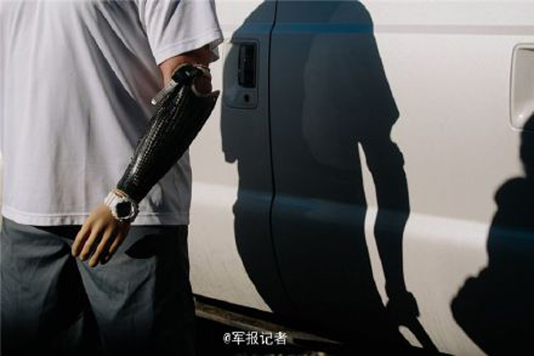 Amputee American soldier goes back to runway after hard training
