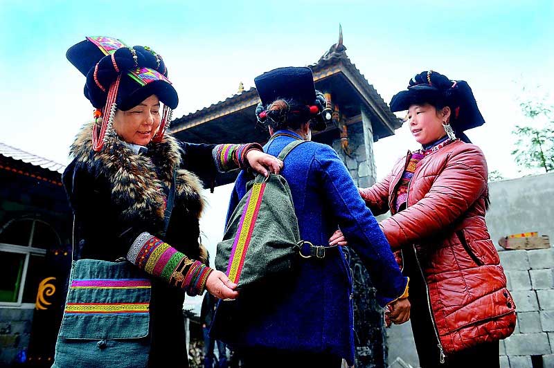 Exquisite Yi embroidery brings happy life to people in Sichuan
