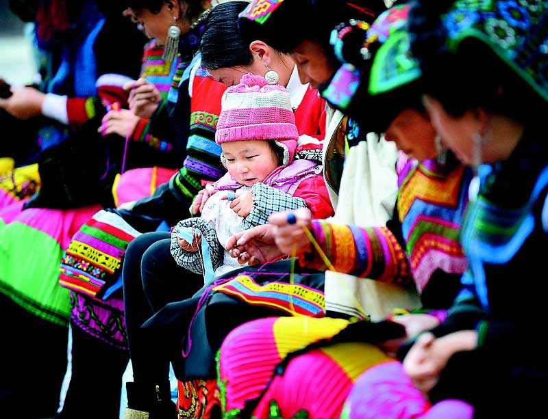 Exquisite Yi embroidery brings happy life to people in Sichuan
