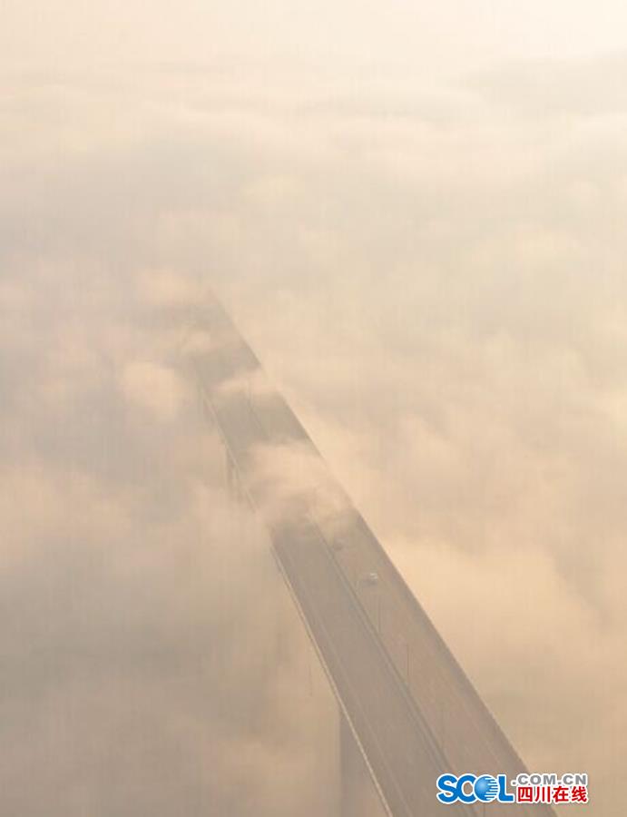 Sea cloud turns the Second Bridge of Jialing River into a fairyland in Nanchong

