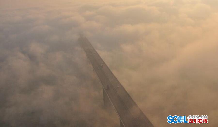 Sea cloud turns the Second Bridge of Jialing River into a fairyland in Nanchong
