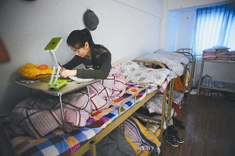 Art student pursues dreams by hard training
