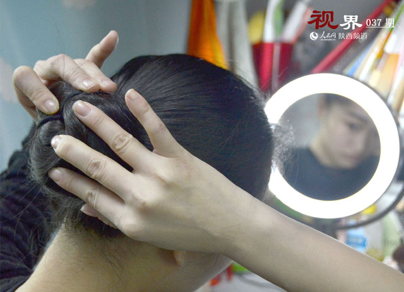 A beauty's dancing youth 
