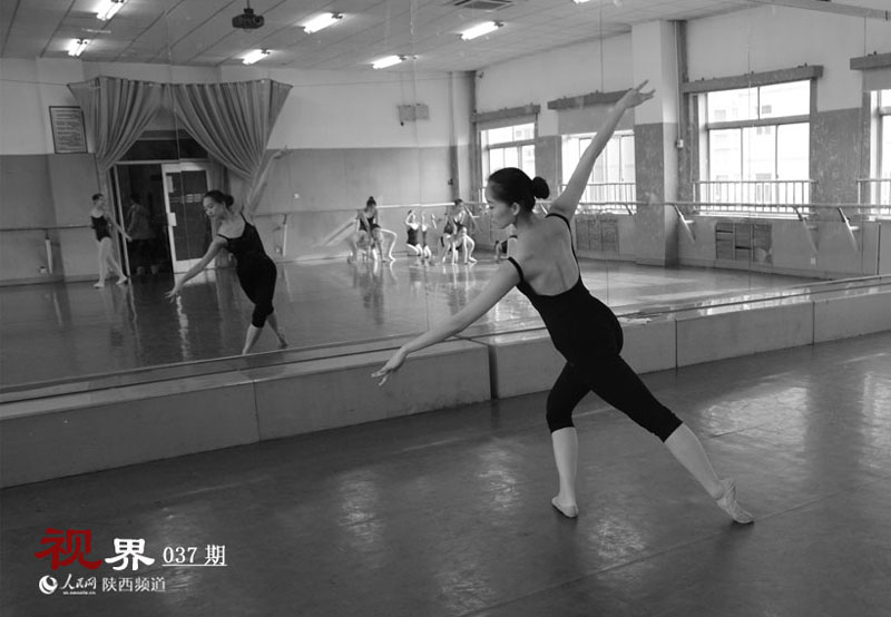 A beauty's dancing youth 
