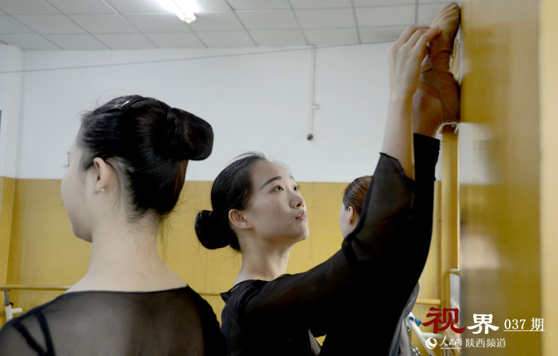 A beauty's dancing youth 
