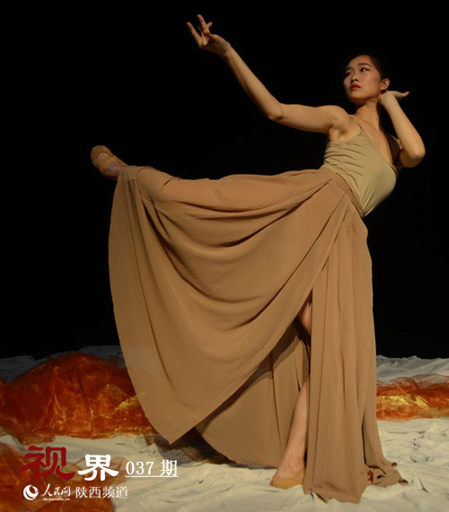 A beauty's dancing youth 
