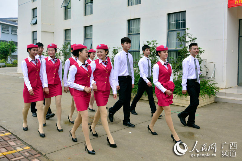 Charming flight attendants shine in Guangxi
