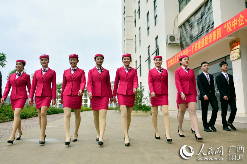 Charming flight attendants shine in Guangxi
