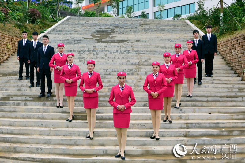 Charming flight attendants shine in Guangxi
