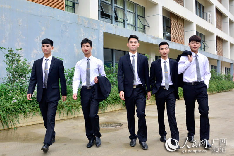 Charming flight attendants shine in Guangxi
