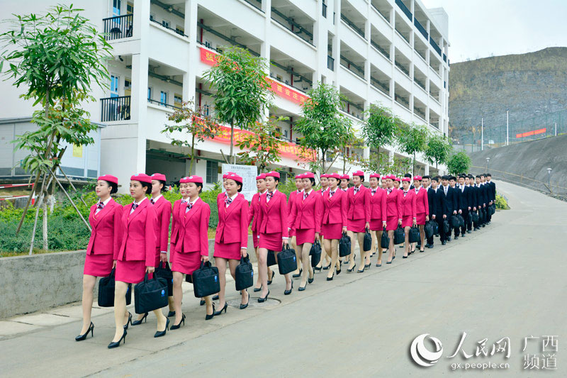 Charming flight attendants shine in Guangxi
