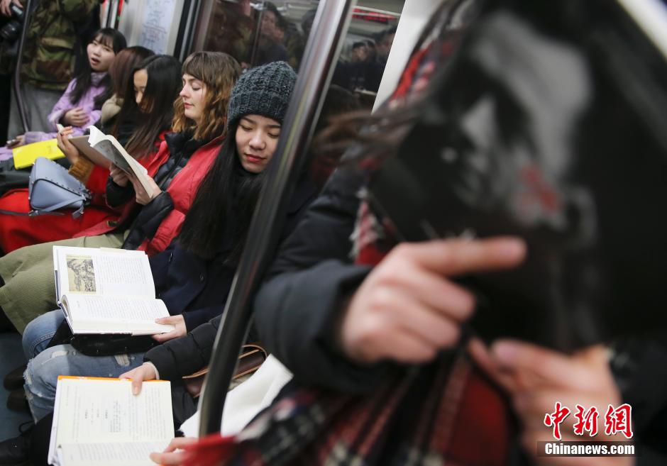 Reading enthusiasts perform flash mob in Beijing subway
