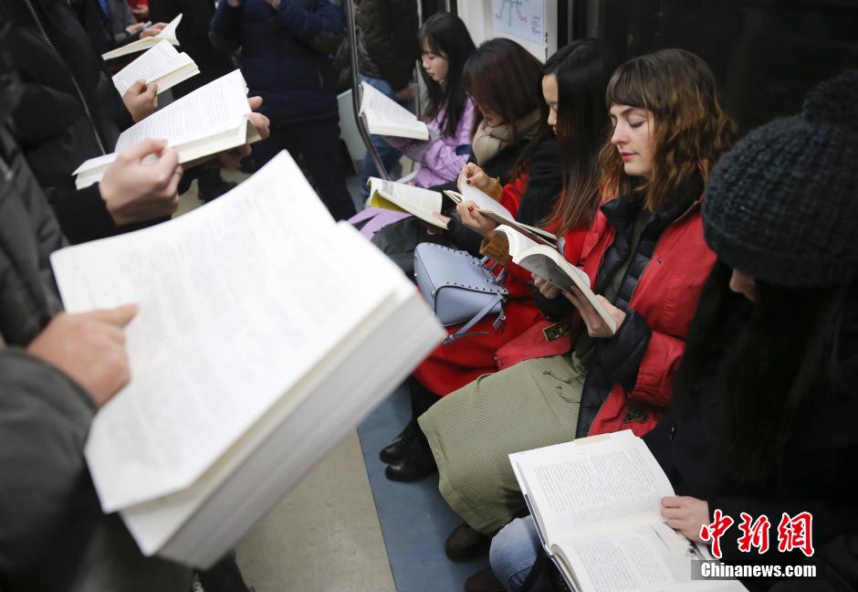 Reading enthusiasts perform flash mob in Beijing subway
