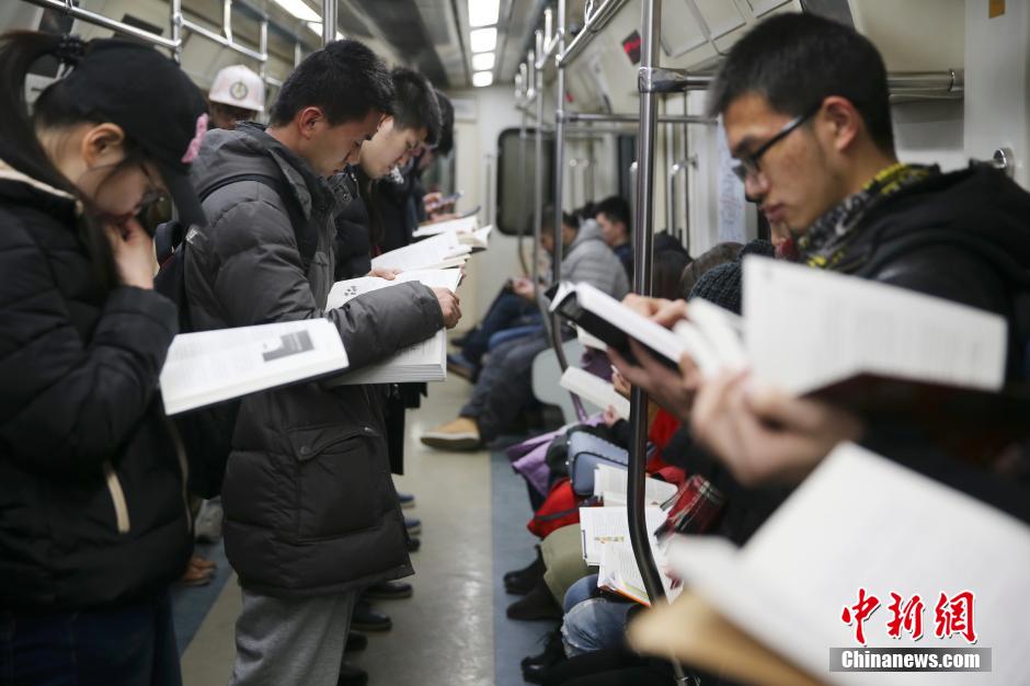Reading enthusiasts perform flash mob in Beijing subway
