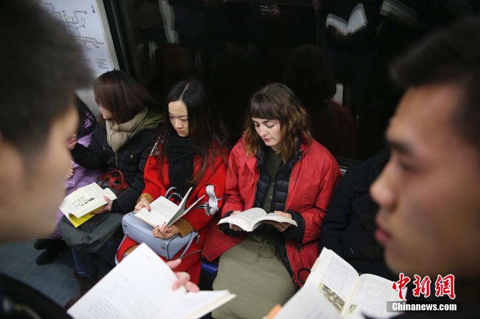 Reading enthusiasts perform flash mob in Beijing subway
