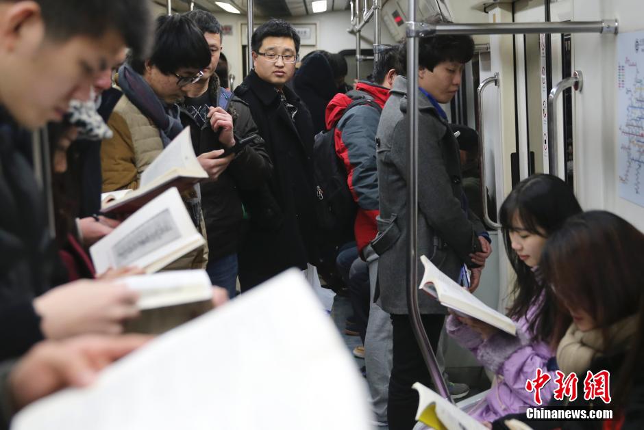 Reading enthusiasts perform flash mob in Beijing subway
