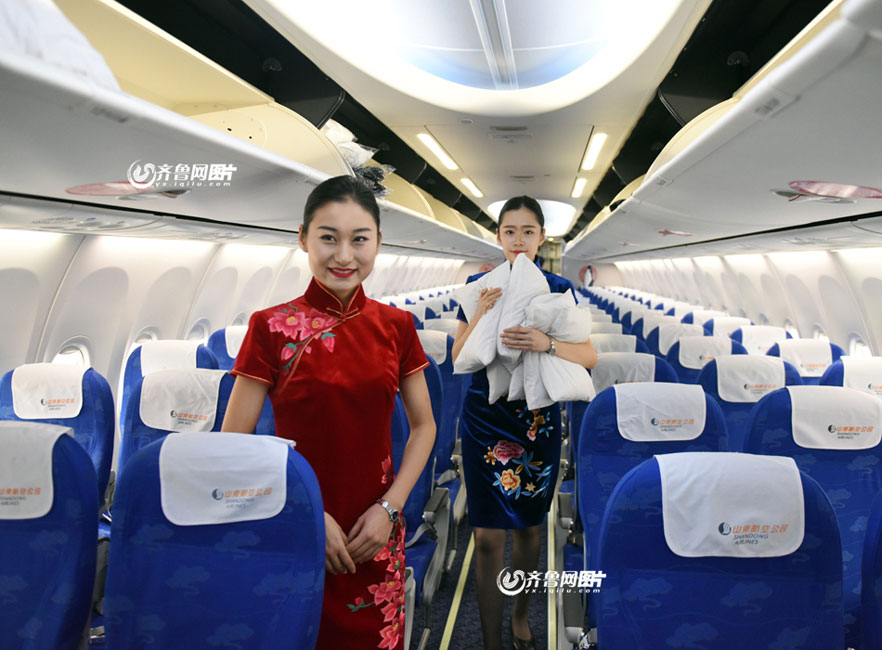 Flight attendants in cheongsam send new year wishes to passengers
