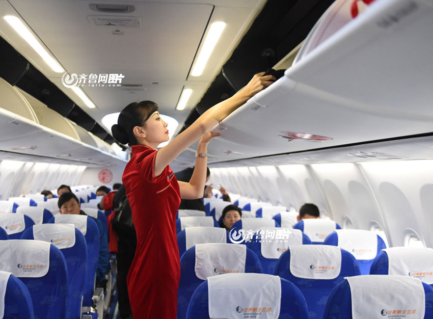 Flight attendants in cheongsam send new year wishes to passengers
