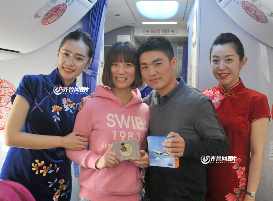 Flight attendants in cheongsam send new year wishes to passengers
