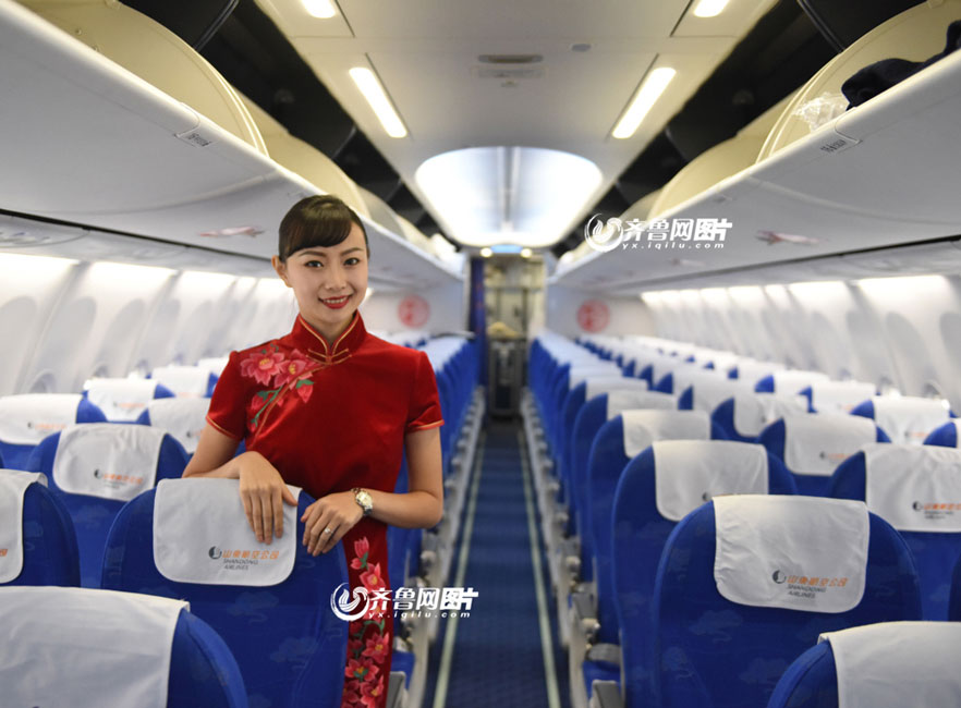 Flight attendants in cheongsam send new year wishes to passengers
