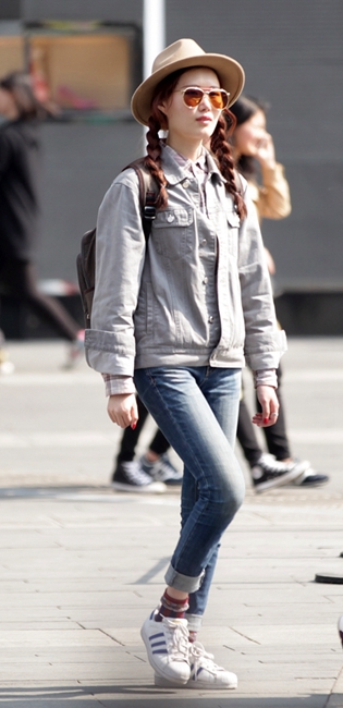 Eye-catching beauties in Chunxi Road of Chengdu
