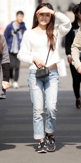 Eye-catching beauties in Chunxi Road of Chengdu
