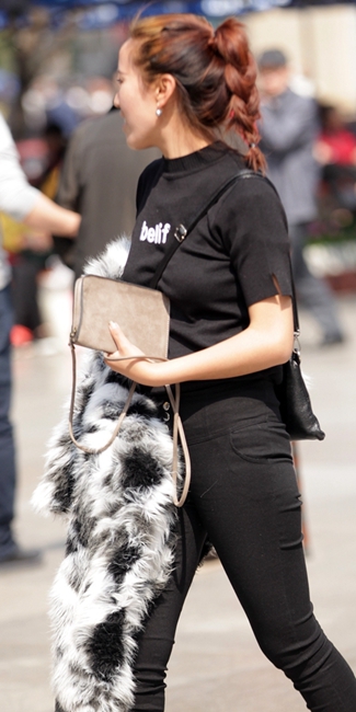 Eye-catching beauties in Chunxi Road of Chengdu
