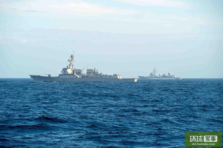 Chinese ships keep close watch on U.S. Navy aircraft carrier strike group in S. China Sea 