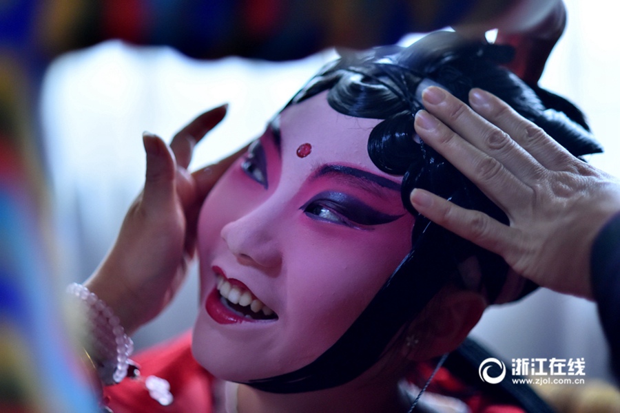 Primary school students pursue dream of Wuju opera
