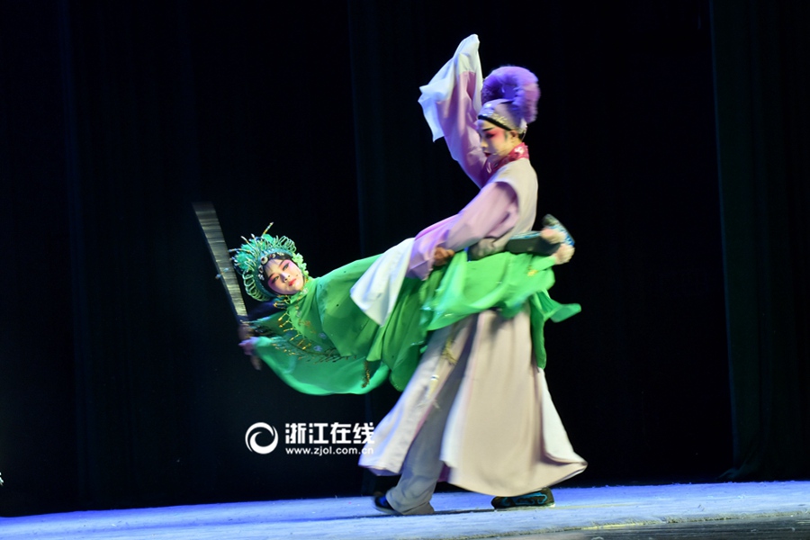 Primary school students pursue dream of Wuju opera
