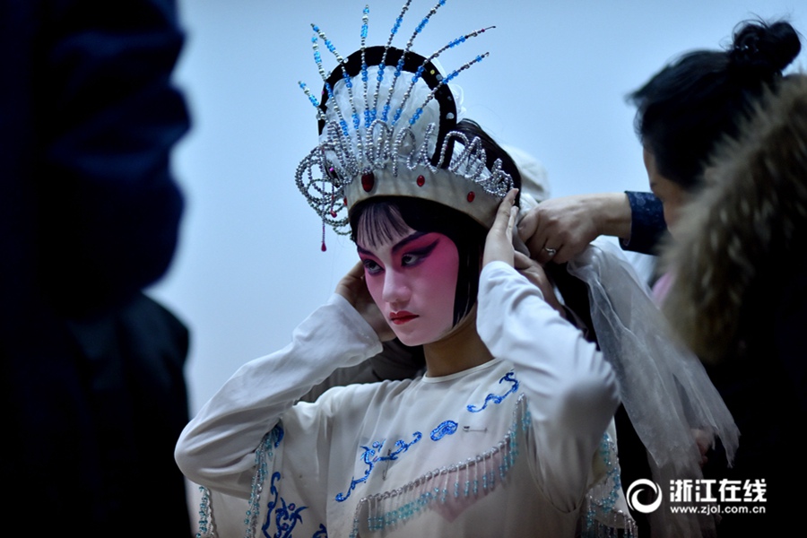 Primary school students pursue dream of Wuju opera
