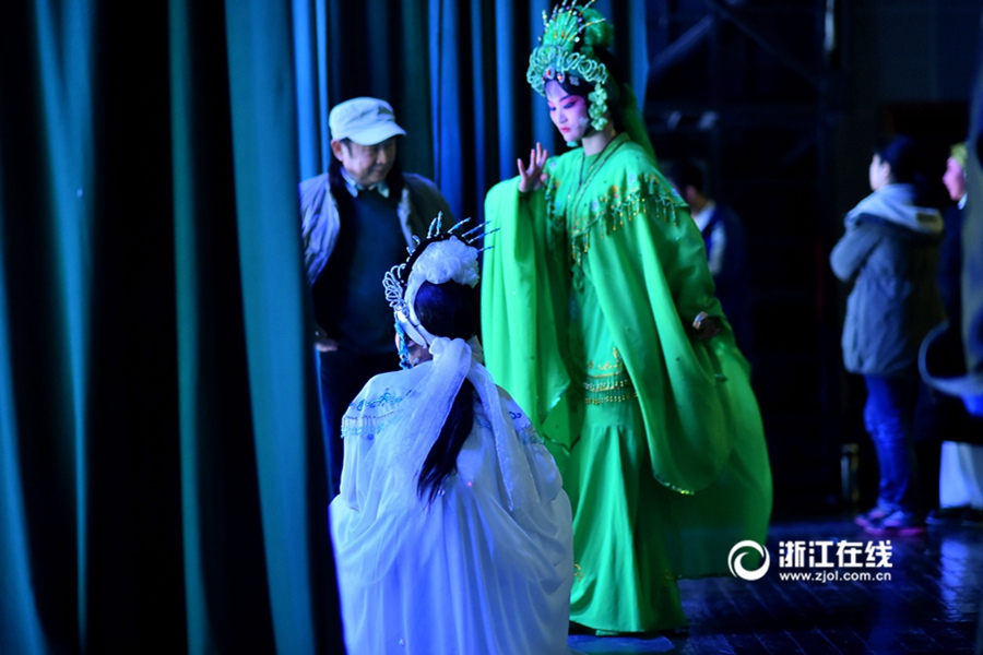 Primary school students pursue dream of Wuju opera
