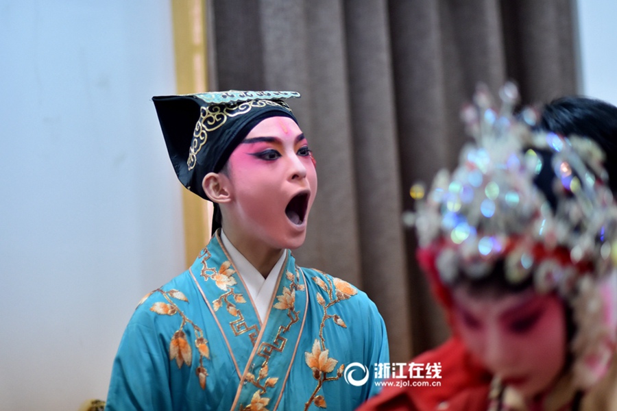 Primary school students pursue dream of Wuju opera
