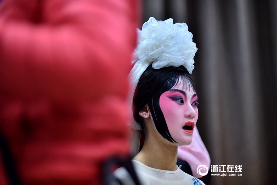 Primary school students pursue dream of Wuju opera
