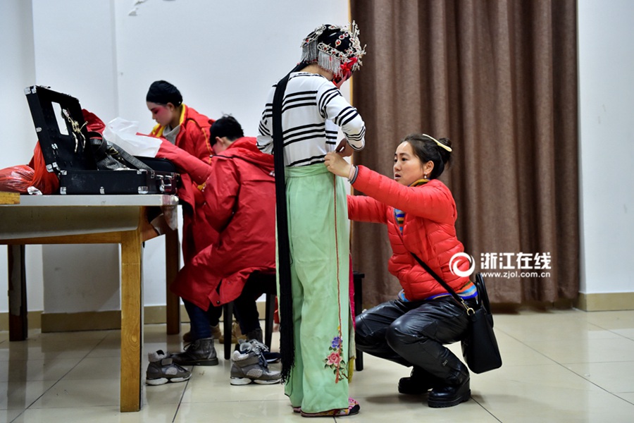 Primary school students pursue dream of Wuju opera
