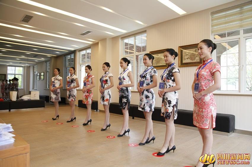Candidates wear cheongsam to attract attention in flight attendant interview