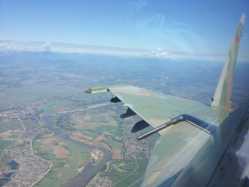 Vietnamese Su-30 fighters fly over Nanwei Island in South China Sea 