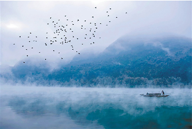 Mist-shrouded Xin'an river in Zhejiang