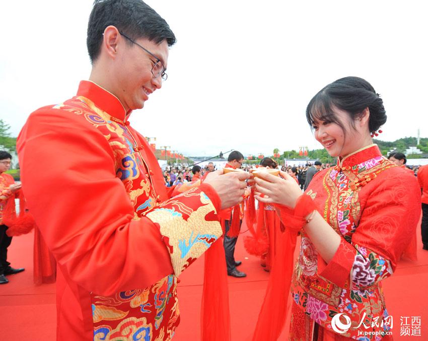 50 couples have traditional group wedding in Wuyuan
