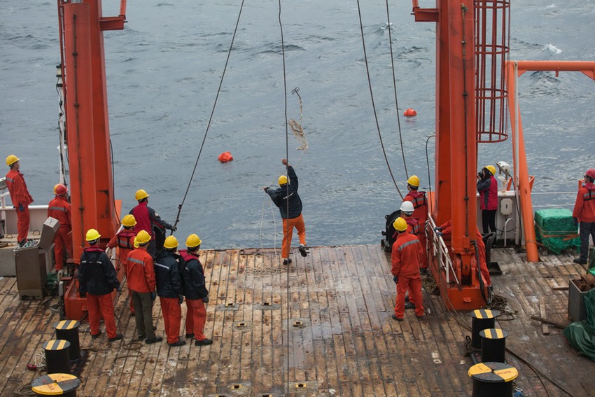 China's first deep-sea in situ microbial culture system retrieved