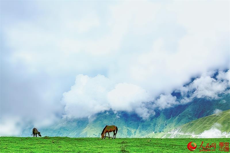 Moments in the life of Yi people in Daliang Mountains 