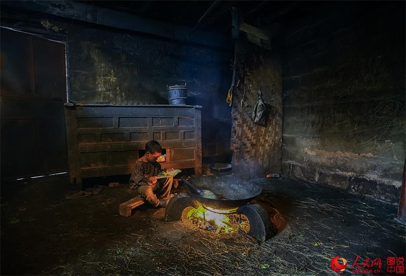 Moments in the life of Yi people in Daliang Mountains 