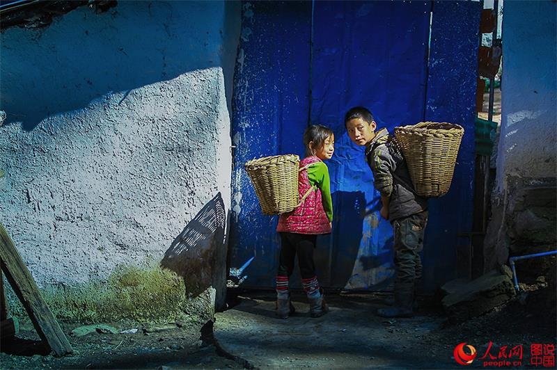 Moments in the life of Yi people in Daliang Mountains 