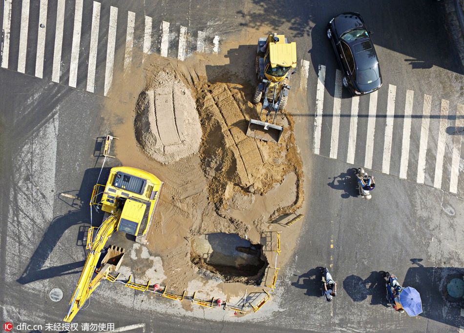Pipelines breach causes cave in Zhengzhou, C China